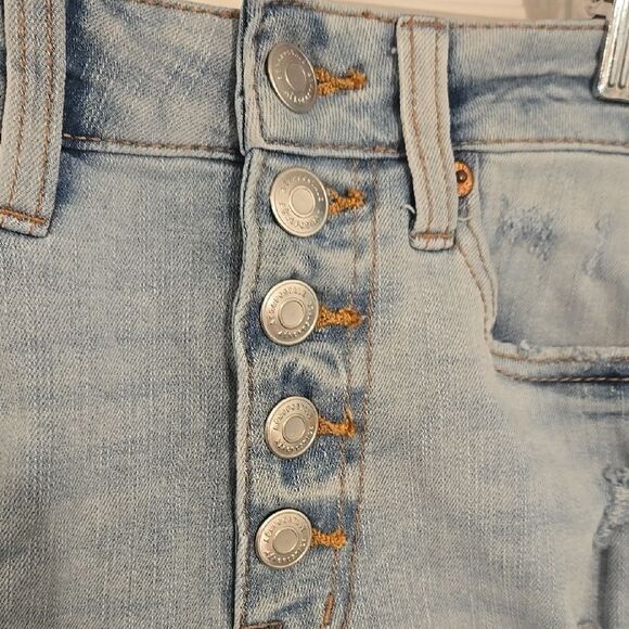 Stylish Light Blue Denim Shorts - Picture 3 of 8